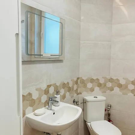 Bright & Cozy For 4 Guests In Centre Φιλιππούπολη